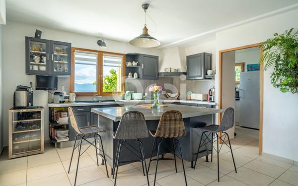 Maison à vendre    7 pièces • 220 m2 Cranves-Sales