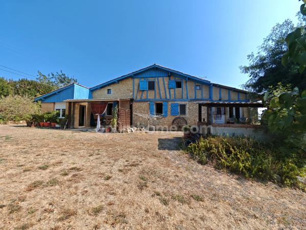 Maison de 1778 avec piscine hangar et appartement sur 10802m² terrain