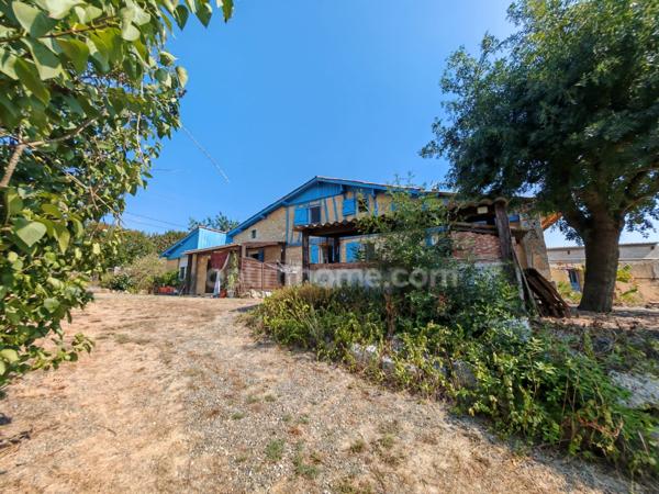 Maison de 1778 avec piscine hangar et appartement sur 10802m² terrain