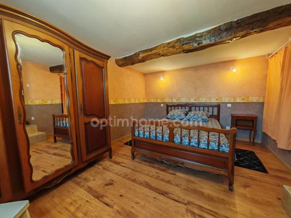 Maison de 1778 avec piscine hangar et appartement sur 10802m² terrain