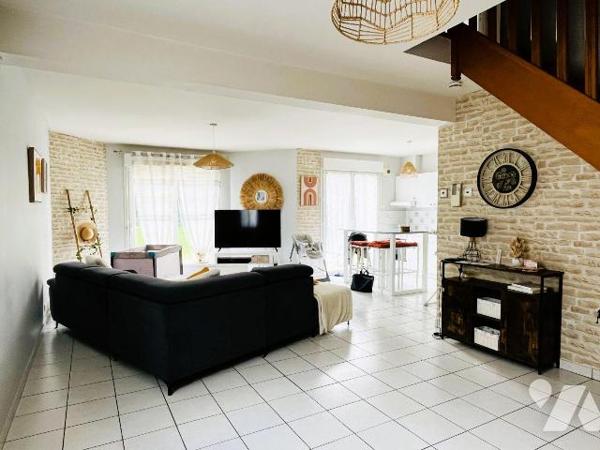 A vendre sur la commune de Avranches à Saint-Martin-des-Champs, dans un quartier calme et reche...