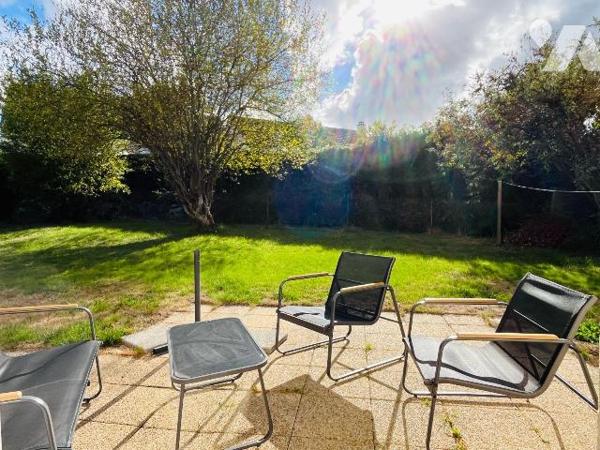 A vendre sur la commune de Avranches à Saint-Martin-des-Champs, dans un quartier calme et reche...