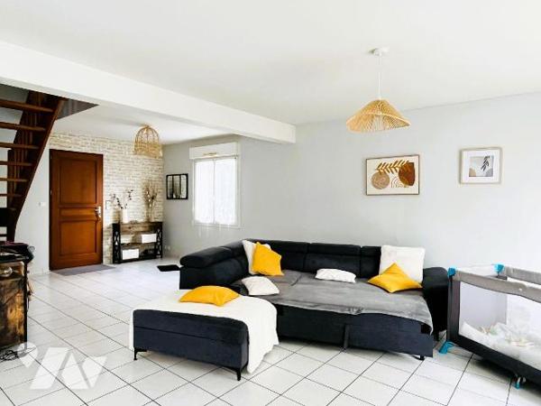 A vendre sur la commune de Avranches à Saint-Martin-des-Champs, dans un quartier calme et reche...