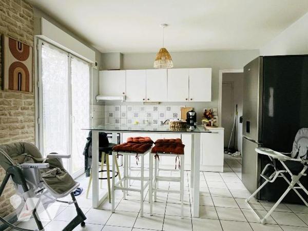 A vendre sur la commune de Avranches à Saint-Martin-des-Champs, dans un quartier calme et reche...