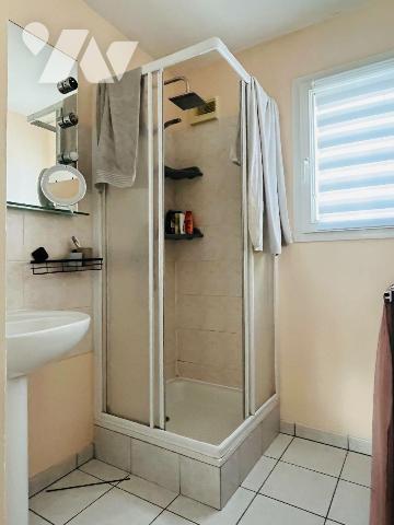A vendre sur la commune de Avranches à Saint-Martin-des-Champs, dans un quartier calme et reche...