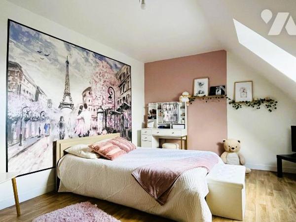 A vendre sur la commune de Avranches à Saint-Martin-des-Champs, dans un quartier calme et reche...