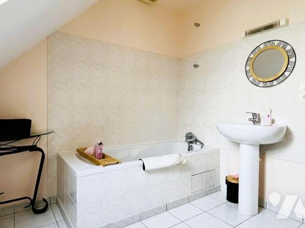 A vendre sur la commune de Avranches à Saint-Martin-des-Champs, dans un quartier calme et reche...