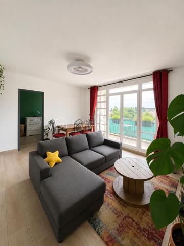 PIERRE-BÉNITE 
📍 Rue Henri Brosse – Secteur Grand Perron / Revoyet, dans un environnement pavillonnaire calme et recherché.
À découvrir sans tarder, cet agréable T3 de 53,35 m², situé au 2ᵉ étage et demi sans ascenseur d’une résidence sécurisée de 1968.
Séjour lumineux (15, 46 M2) ouvrant sur un balcon avec vue dégagée, deux chambres avec placards muraux (11, 21 et 10, 93 M2), cuisine indépendante, salle d'eau refaite récemment, sols neufs, grande cave de 9 M2-
L'appartement est baigné de lumière (double exposition) - stationnement collectif - résidence sécurisée par portail automatisé - 
📍 Un emplacement idéal :
✅ À proximité immédiate des écoles, des commerces et des transports TCL.
✅ À quelques minutes de la gare et du métro B d’Oullins.
✅ Proche de l’Hôpital Lyon Sud – site Jules Courmont.
✅ Accès rapide au centre d’Oullins et aux principaux axes routiers.
Ce bien pourrait être un très bel investissement locatif de part sa situation géographique et ses proximités. (minimum 900 euros/mois en MEUBLÉ)

Le mobilier présenté dans l’une des chambres est une projection réalisée par l'intelligence artificielle afin de faciliter la projection des futurs acquéreurs.