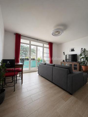 PIERRE-BÉNITE 
📍 Rue Henri Brosse – Secteur Grand Perron / Revoyet, dans un environnement pavillonnaire calme et recherché.
À découvrir sans tarder, cet agréable T3 de 53,35 m², situé au 2ᵉ étage et demi sans ascenseur d’une résidence sécurisée de 1968.
Séjour lumineux (15, 46 M2) ouvrant sur un balcon avec vue dégagée, deux chambres avec placards muraux (11, 21 et 10, 93 M2), cuisine indépendante, salle d'eau refaite récemment, sols neufs, grande cave de 9 M2-
L'appartement est baigné de lumière (double exposition) - stationnement collectif - résidence sécurisée par portail automatisé - 
📍 Un emplacement idéal :
✅ À proximité immédiate des écoles, des commerces et des transports TCL.
✅ À quelques minutes de la gare et du métro B d’Oullins.
✅ Proche de l’Hôpital Lyon Sud – site Jules Courmont.
✅ Accès rapide au centre d’Oullins et aux principaux axes routiers.
Ce bien pourrait être un très bel investissement locatif de part sa situation géographique et ses proximités. (minimum 900 euros/mois en MEUBLÉ)

Le mobilier présenté dans l’une des chambres est une projection réalisée par l'intelligence artificielle afin de faciliter la projection des futurs acquéreurs.