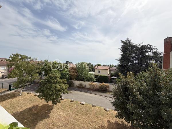 PIERRE-BÉNITE 
📍 Rue Henri Brosse – Secteur Grand Perron / Revoyet, dans un environnement pavillonnaire calme et recherché.
À découvrir sans tarder, cet agréable T3 de 53,35 m², situé au 2ᵉ étage et demi sans ascenseur d’une résidence sécurisée de 1968.
Séjour lumineux (15, 46 M2) ouvrant sur un balcon avec vue dégagée, deux chambres avec placards muraux (11, 21 et 10, 93 M2), cuisine indépendante, salle d'eau refaite récemment, sols neufs, grande cave de 9 M2-
L'appartement est baigné de lumière (double exposition) - stationnement collectif - résidence sécurisée par portail automatisé - 
📍 Un emplacement idéal :
✅ À proximité immédiate des écoles, des commerces et des transports TCL.
✅ À quelques minutes de la gare et du métro B d’Oullins.
✅ Proche de l’Hôpital Lyon Sud – site Jules Courmont.
✅ Accès rapide au centre d’Oullins et aux principaux axes routiers.
Ce bien pourrait être un très bel investissement locatif de part sa situation géographique et ses proximités. (minimum 900 euros/mois en MEUBLÉ)

Le mobilier présenté dans l’une des chambres est une projection réalisée par l'intelligence artificielle afin de faciliter la projection des futurs acquéreurs.