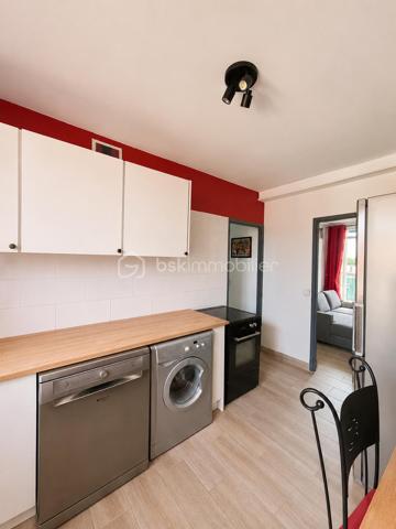 PIERRE-BÉNITE 
📍 Rue Henri Brosse – Secteur Grand Perron / Revoyet, dans un environnement pavillonnaire calme et recherché.
À découvrir sans tarder, cet agréable T3 de 53,35 m², situé au 2ᵉ étage et demi sans ascenseur d’une résidence sécurisée de 1968.
Séjour lumineux (15, 46 M2) ouvrant sur un balcon avec vue dégagée, deux chambres avec placards muraux (11, 21 et 10, 93 M2), cuisine indépendante, salle d'eau refaite récemment, sols neufs, grande cave de 9 M2-
L'appartement est baigné de lumière (double exposition) - stationnement collectif - résidence sécurisée par portail automatisé - 
📍 Un emplacement idéal :
✅ À proximité immédiate des écoles, des commerces et des transports TCL.
✅ À quelques minutes de la gare et du métro B d’Oullins.
✅ Proche de l’Hôpital Lyon Sud – site Jules Courmont.
✅ Accès rapide au centre d’Oullins et aux principaux axes routiers.
Ce bien pourrait être un très bel investissement locatif de part sa situation géographique et ses proximités. (minimum 900 euros/mois en MEUBLÉ)

Le mobilier présenté dans l’une des chambres est une projection réalisée par l'intelligence artificielle afin de faciliter la projection des futurs acquéreurs.