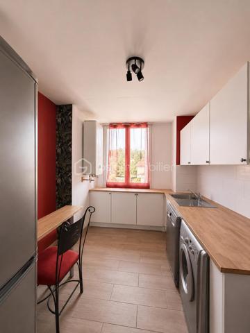 PIERRE-BÉNITE 
📍 Rue Henri Brosse – Secteur Grand Perron / Revoyet, dans un environnement pavillonnaire calme et recherché.
À découvrir sans tarder, cet agréable T3 de 53,35 m², situé au 2ᵉ étage et demi sans ascenseur d’une résidence sécurisée de 1968.
Séjour lumineux (15, 46 M2) ouvrant sur un balcon avec vue dégagée, deux chambres avec placards muraux (11, 21 et 10, 93 M2), cuisine indépendante, salle d'eau refaite récemment, sols neufs, grande cave de 9 M2-
L'appartement est baigné de lumière (double exposition) - stationnement collectif - résidence sécurisée par portail automatisé - 
📍 Un emplacement idéal :
✅ À proximité immédiate des écoles, des commerces et des transports TCL.
✅ À quelques minutes de la gare et du métro B d’Oullins.
✅ Proche de l’Hôpital Lyon Sud – site Jules Courmont.
✅ Accès rapide au centre d’Oullins et aux principaux axes routiers.
Ce bien pourrait être un très bel investissement locatif de part sa situation géographique et ses proximités. (minimum 900 euros/mois en MEUBLÉ)

Le mobilier présenté dans l’une des chambres est une projection réalisée par l'intelligence artificielle afin de faciliter la projection des futurs acquéreurs.