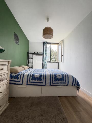PIERRE-BÉNITE 
📍 Rue Henri Brosse – Secteur Grand Perron / Revoyet, dans un environnement pavillonnaire calme et recherché.
À découvrir sans tarder, cet agréable T3 de 53,35 m², situé au 2ᵉ étage et demi sans ascenseur d’une résidence sécurisée de 1968.
Séjour lumineux (15, 46 M2) ouvrant sur un balcon avec vue dégagée, deux chambres avec placards muraux (11, 21 et 10, 93 M2), cuisine indépendante, salle d'eau refaite récemment, sols neufs, grande cave de 9 M2-
L'appartement est baigné de lumière (double exposition) - stationnement collectif - résidence sécurisée par portail automatisé - 
📍 Un emplacement idéal :
✅ À proximité immédiate des écoles, des commerces et des transports TCL.
✅ À quelques minutes de la gare et du métro B d’Oullins.
✅ Proche de l’Hôpital Lyon Sud – site Jules Courmont.
✅ Accès rapide au centre d’Oullins et aux principaux axes routiers.
Ce bien pourrait être un très bel investissement locatif de part sa situation géographique et ses proximités. (minimum 900 euros/mois en MEUBLÉ)

Le mobilier présenté dans l’une des chambres est une projection réalisée par l'intelligence artificielle afin de faciliter la projection des futurs acquéreurs.