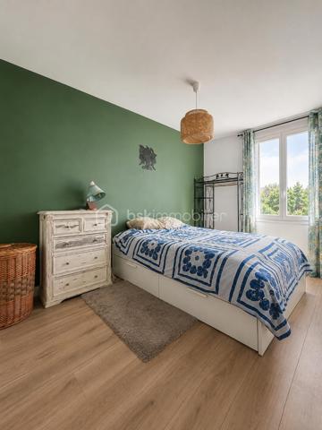PIERRE-BÉNITE 
📍 Rue Henri Brosse – Secteur Grand Perron / Revoyet, dans un environnement pavillonnaire calme et recherché.
À découvrir sans tarder, cet agréable T3 de 53,35 m², situé au 2ᵉ étage et demi sans ascenseur d’une résidence sécurisée de 1968.
Séjour lumineux (15, 46 M2) ouvrant sur un balcon avec vue dégagée, deux chambres avec placards muraux (11, 21 et 10, 93 M2), cuisine indépendante, salle d'eau refaite récemment, sols neufs, grande cave de 9 M2-
L'appartement est baigné de lumière (double exposition) - stationnement collectif - résidence sécurisée par portail automatisé - 
📍 Un emplacement idéal :
✅ À proximité immédiate des écoles, des commerces et des transports TCL.
✅ À quelques minutes de la gare et du métro B d’Oullins.
✅ Proche de l’Hôpital Lyon Sud – site Jules Courmont.
✅ Accès rapide au centre d’Oullins et aux principaux axes routiers.
Ce bien pourrait être un très bel investissement locatif de part sa situation géographique et ses proximités. (minimum 900 euros/mois en MEUBLÉ)

Le mobilier présenté dans l’une des chambres est une projection réalisée par l'intelligence artificielle afin de faciliter la projection des futurs acquéreurs.