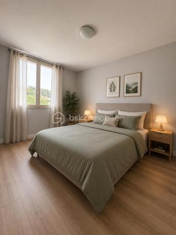PIERRE-BÉNITE 
📍 Rue Henri Brosse – Secteur Grand Perron / Revoyet, dans un environnement pavillonnaire calme et recherché.
À découvrir sans tarder, cet agréable T3 de 53,35 m², situé au 2ᵉ étage et demi sans ascenseur d’une résidence sécurisée de 1968.
Séjour lumineux (15, 46 M2) ouvrant sur un balcon avec vue dégagée, deux chambres avec placards muraux (11, 21 et 10, 93 M2), cuisine indépendante, salle d'eau refaite récemment, sols neufs, grande cave de 9 M2-
L'appartement est baigné de lumière (double exposition) - stationnement collectif - résidence sécurisée par portail automatisé - 
📍 Un emplacement idéal :
✅ À proximité immédiate des écoles, des commerces et des transports TCL.
✅ À quelques minutes de la gare et du métro B d’Oullins.
✅ Proche de l’Hôpital Lyon Sud – site Jules Courmont.
✅ Accès rapide au centre d’Oullins et aux principaux axes routiers.
Ce bien pourrait être un très bel investissement locatif de part sa situation géographique et ses proximités. (minimum 900 euros/mois en MEUBLÉ)

Le mobilier présenté dans l’une des chambres est une projection réalisée par l'intelligence artificielle afin de faciliter la projection des futurs acquéreurs.