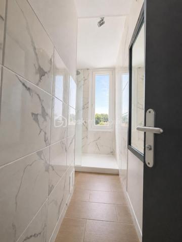 PIERRE-BÉNITE 
📍 Rue Henri Brosse – Secteur Grand Perron / Revoyet, dans un environnement pavillonnaire calme et recherché.
À découvrir sans tarder, cet agréable T3 de 53,35 m², situé au 2ᵉ étage et demi sans ascenseur d’une résidence sécurisée de 1968.
Séjour lumineux (15, 46 M2) ouvrant sur un balcon avec vue dégagée, deux chambres avec placards muraux (11, 21 et 10, 93 M2), cuisine indépendante, salle d'eau refaite récemment, sols neufs, grande cave de 9 M2-
L'appartement est baigné de lumière (double exposition) - stationnement collectif - résidence sécurisée par portail automatisé - 
📍 Un emplacement idéal :
✅ À proximité immédiate des écoles, des commerces et des transports TCL.
✅ À quelques minutes de la gare et du métro B d’Oullins.
✅ Proche de l’Hôpital Lyon Sud – site Jules Courmont.
✅ Accès rapide au centre d’Oullins et aux principaux axes routiers.
Ce bien pourrait être un très bel investissement locatif de part sa situation géographique et ses proximités. (minimum 900 euros/mois en MEUBLÉ)

Le mobilier présenté dans l’une des chambres est une projection réalisée par l'intelligence artificielle afin de faciliter la projection des futurs acquéreurs.
