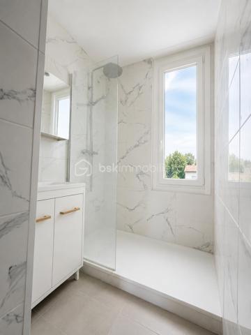 PIERRE-BÉNITE 
📍 Rue Henri Brosse – Secteur Grand Perron / Revoyet, dans un environnement pavillonnaire calme et recherché.
À découvrir sans tarder, cet agréable T3 de 53,35 m², situé au 2ᵉ étage et demi sans ascenseur d’une résidence sécurisée de 1968.
Séjour lumineux (15, 46 M2) ouvrant sur un balcon avec vue dégagée, deux chambres avec placards muraux (11, 21 et 10, 93 M2), cuisine indépendante, salle d'eau refaite récemment, sols neufs, grande cave de 9 M2-
L'appartement est baigné de lumière (double exposition) - stationnement collectif - résidence sécurisée par portail automatisé - 
📍 Un emplacement idéal :
✅ À proximité immédiate des écoles, des commerces et des transports TCL.
✅ À quelques minutes de la gare et du métro B d’Oullins.
✅ Proche de l’Hôpital Lyon Sud – site Jules Courmont.
✅ Accès rapide au centre d’Oullins et aux principaux axes routiers.
Ce bien pourrait être un très bel investissement locatif de part sa situation géographique et ses proximités. (minimum 900 euros/mois en MEUBLÉ)

Le mobilier présenté dans l’une des chambres est une projection réalisée par l'intelligence artificielle afin de faciliter la projection des futurs acquéreurs.