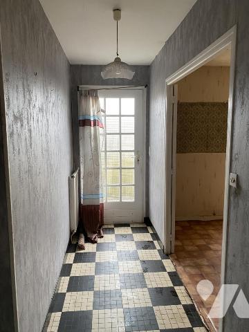 PROCHE CENTRE-VILLE VIRE PAVILLON SUR SOUS SOL A RENOVER