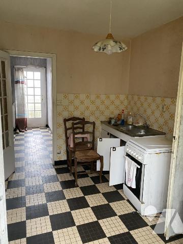 PROCHE CENTRE-VILLE VIRE PAVILLON SUR SOUS SOL A RENOVER