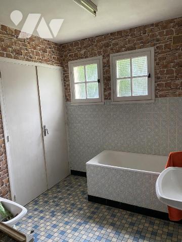 PROCHE CENTRE-VILLE VIRE PAVILLON SUR SOUS SOL A RENOVER