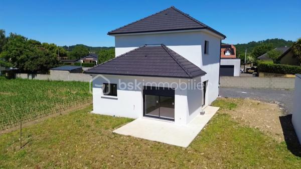 Découvrez cette maison individuelle neuve de 105 m², située dans un environnement calme et résidentiel à Bordes, à deux pas de l’entreprise SAFRAN.
Édifiée sur un terrain de plus de 423 m², en bout d’impasse, cette maison moderne et lumineuse répondra aux normes énergétiques RE2020, vous garantissant confort et économies d’énergie au quotidien.

Vidéos commentées et visite virtuelle disponibles sur demande.

🏠 Composition :

Rez-de-chaussée :
Spacieuse pièce de vie exposée plein sud et Est avec grandes baies vitrées
Cuisine ouverte sur le séjour entièrement équipée
Suite parentale avec chambre, dressing et salle d’eau privative
WC indépendant 
Cellier/Buanderie
Garage attenant

Étage :
Trois chambres confortables
Salle de bains familiale avec baignoire
WC.

🌿 Les atouts :
Construction neuve et contemporaine
Terrasse en dur
Exposition idéale Sud
Quartier calme et recherché
Proximité immédiate de SAFRAN et des commodités
Vue Pyrénées

Idéale pour une famille souhaitant s’installer dans un cadre paisible tout en restant proche de Pau et des bassins d’emploi environnants.

📞 Contactez moi dès maintenant pour obtenir plus de renseignements.
