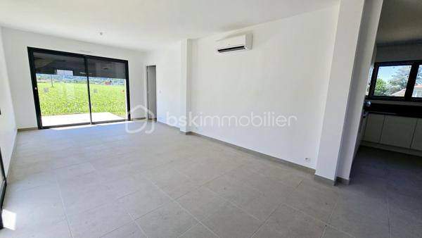 Découvrez cette maison individuelle neuve de 105 m², située dans un environnement calme et résidentiel à Bordes, à deux pas de l’entreprise SAFRAN.
Édifiée sur un terrain de plus de 423 m², en bout d’impasse, cette maison moderne et lumineuse répondra aux normes énergétiques RE2020, vous garantissant confort et économies d’énergie au quotidien.

Vidéos commentées et visite virtuelle disponibles sur demande.

🏠 Composition :

Rez-de-chaussée :
Spacieuse pièce de vie exposée plein sud et Est avec grandes baies vitrées
Cuisine ouverte sur le séjour entièrement équipée
Suite parentale avec chambre, dressing et salle d’eau privative
WC indépendant 
Cellier/Buanderie
Garage attenant

Étage :
Trois chambres confortables
Salle de bains familiale avec baignoire
WC.

🌿 Les atouts :
Construction neuve et contemporaine
Terrasse en dur
Exposition idéale Sud
Quartier calme et recherché
Proximité immédiate de SAFRAN et des commodités
Vue Pyrénées

Idéale pour une famille souhaitant s’installer dans un cadre paisible tout en restant proche de Pau et des bassins d’emploi environnants.

📞 Contactez moi dès maintenant pour obtenir plus de renseignements.