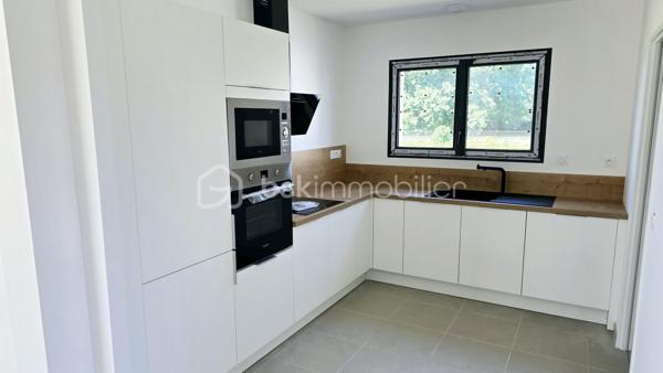 Découvrez cette maison individuelle neuve de 105 m², située dans un environnement calme et résidentiel à Bordes, à deux pas de l’entreprise SAFRAN.
Édifiée sur un terrain de plus de 423 m², en bout d’impasse, cette maison moderne et lumineuse répondra aux normes énergétiques RE2020, vous garantissant confort et économies d’énergie au quotidien.

Vidéos commentées et visite virtuelle disponibles sur demande.

🏠 Composition :

Rez-de-chaussée :
Spacieuse pièce de vie exposée plein sud et Est avec grandes baies vitrées
Cuisine ouverte sur le séjour entièrement équipée
Suite parentale avec chambre, dressing et salle d’eau privative
WC indépendant 
Cellier/Buanderie
Garage attenant

Étage :
Trois chambres confortables
Salle de bains familiale avec baignoire
WC.

🌿 Les atouts :
Construction neuve et contemporaine
Terrasse en dur
Exposition idéale Sud
Quartier calme et recherché
Proximité immédiate de SAFRAN et des commodités
Vue Pyrénées

Idéale pour une famille souhaitant s’installer dans un cadre paisible tout en restant proche de Pau et des bassins d’emploi environnants.

📞 Contactez moi dès maintenant pour obtenir plus de renseignements.