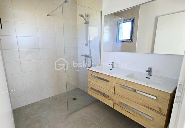 Découvrez cette maison individuelle neuve de 105 m², située dans un environnement calme et résidentiel à Bordes, à deux pas de l’entreprise SAFRAN.
Édifiée sur un terrain de plus de 423 m², en bout d’impasse, cette maison moderne et lumineuse répondra aux normes énergétiques RE2020, vous garantissant confort et économies d’énergie au quotidien.

Vidéos commentées et visite virtuelle disponibles sur demande.

🏠 Composition :

Rez-de-chaussée :
Spacieuse pièce de vie exposée plein sud et Est avec grandes baies vitrées
Cuisine ouverte sur le séjour entièrement équipée
Suite parentale avec chambre, dressing et salle d’eau privative
WC indépendant 
Cellier/Buanderie
Garage attenant

Étage :
Trois chambres confortables
Salle de bains familiale avec baignoire
WC.

🌿 Les atouts :
Construction neuve et contemporaine
Terrasse en dur
Exposition idéale Sud
Quartier calme et recherché
Proximité immédiate de SAFRAN et des commodités
Vue Pyrénées

Idéale pour une famille souhaitant s’installer dans un cadre paisible tout en restant proche de Pau et des bassins d’emploi environnants.

📞 Contactez moi dès maintenant pour obtenir plus de renseignements.