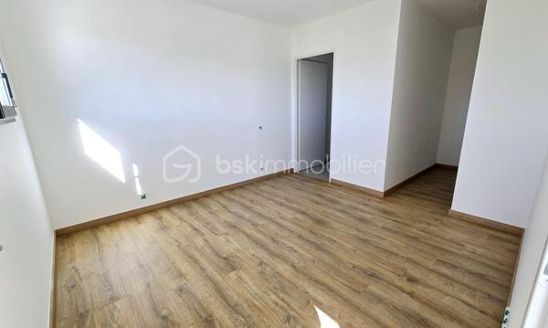 Découvrez cette maison individuelle neuve de 105 m², située dans un environnement calme et résidentiel à Bordes, à deux pas de l’entreprise SAFRAN.
Édifiée sur un terrain de plus de 423 m², en bout d’impasse, cette maison moderne et lumineuse répondra aux normes énergétiques RE2020, vous garantissant confort et économies d’énergie au quotidien.

Vidéos commentées et visite virtuelle disponibles sur demande.

🏠 Composition :

Rez-de-chaussée :
Spacieuse pièce de vie exposée plein sud et Est avec grandes baies vitrées
Cuisine ouverte sur le séjour entièrement équipée
Suite parentale avec chambre, dressing et salle d’eau privative
WC indépendant 
Cellier/Buanderie
Garage attenant

Étage :
Trois chambres confortables
Salle de bains familiale avec baignoire
WC.

🌿 Les atouts :
Construction neuve et contemporaine
Terrasse en dur
Exposition idéale Sud
Quartier calme et recherché
Proximité immédiate de SAFRAN et des commodités
Vue Pyrénées

Idéale pour une famille souhaitant s’installer dans un cadre paisible tout en restant proche de Pau et des bassins d’emploi environnants.

📞 Contactez moi dès maintenant pour obtenir plus de renseignements.