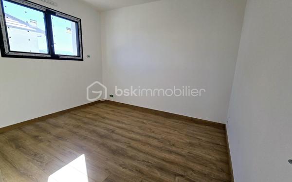 Découvrez cette maison individuelle neuve de 105 m², située dans un environnement calme et résidentiel à Bordes, à deux pas de l’entreprise SAFRAN.
Édifiée sur un terrain de plus de 423 m², en bout d’impasse, cette maison moderne et lumineuse répondra aux normes énergétiques RE2020, vous garantissant confort et économies d’énergie au quotidien.

Vidéos commentées et visite virtuelle disponibles sur demande.

🏠 Composition :

Rez-de-chaussée :
Spacieuse pièce de vie exposée plein sud et Est avec grandes baies vitrées
Cuisine ouverte sur le séjour entièrement équipée
Suite parentale avec chambre, dressing et salle d’eau privative
WC indépendant 
Cellier/Buanderie
Garage attenant

Étage :
Trois chambres confortables
Salle de bains familiale avec baignoire
WC.

🌿 Les atouts :
Construction neuve et contemporaine
Terrasse en dur
Exposition idéale Sud
Quartier calme et recherché
Proximité immédiate de SAFRAN et des commodités
Vue Pyrénées

Idéale pour une famille souhaitant s’installer dans un cadre paisible tout en restant proche de Pau et des bassins d’emploi environnants.

📞 Contactez moi dès maintenant pour obtenir plus de renseignements.