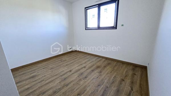 Découvrez cette maison individuelle neuve de 105 m², située dans un environnement calme et résidentiel à Bordes, à deux pas de l’entreprise SAFRAN.
Édifiée sur un terrain de plus de 423 m², en bout d’impasse, cette maison moderne et lumineuse répondra aux normes énergétiques RE2020, vous garantissant confort et économies d’énergie au quotidien.

Vidéos commentées et visite virtuelle disponibles sur demande.

🏠 Composition :

Rez-de-chaussée :
Spacieuse pièce de vie exposée plein sud et Est avec grandes baies vitrées
Cuisine ouverte sur le séjour entièrement équipée
Suite parentale avec chambre, dressing et salle d’eau privative
WC indépendant 
Cellier/Buanderie
Garage attenant

Étage :
Trois chambres confortables
Salle de bains familiale avec baignoire
WC.

🌿 Les atouts :
Construction neuve et contemporaine
Terrasse en dur
Exposition idéale Sud
Quartier calme et recherché
Proximité immédiate de SAFRAN et des commodités
Vue Pyrénées

Idéale pour une famille souhaitant s’installer dans un cadre paisible tout en restant proche de Pau et des bassins d’emploi environnants.

📞 Contactez moi dès maintenant pour obtenir plus de renseignements.