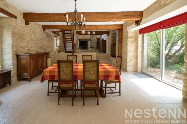Maison en pierres avec agréable jardin paysagé en plein coeur de Pluneret