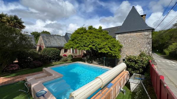 Maison en pierres avec agréable jardin paysagé en plein coeur de Pluneret
