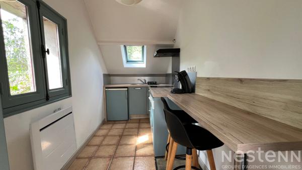 Maison en pierres avec agréable jardin paysagé en plein coeur de Pluneret