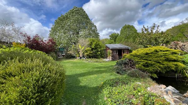 Maison en pierres avec agréable jardin paysagé en plein coeur de Pluneret