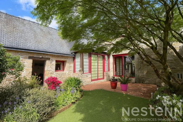Maison en pierres avec agréable jardin paysagé en plein coeur de Pluneret