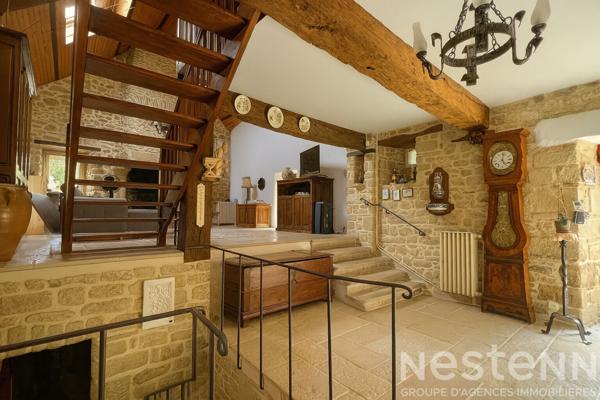 Maison en pierres avec agréable jardin paysagé en plein coeur de Pluneret