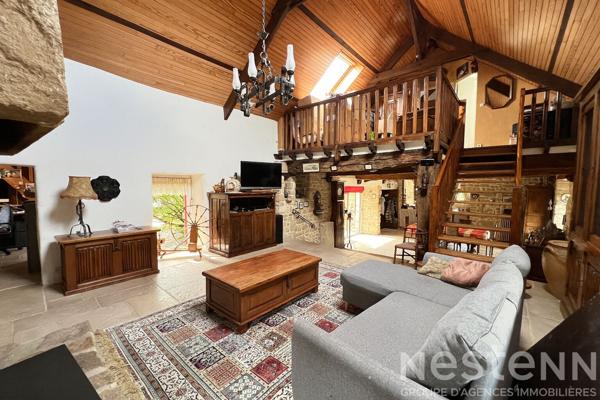 Maison en pierres avec agréable jardin paysagé en plein coeur de Pluneret