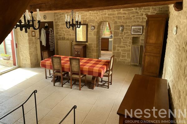 Maison en pierres avec agréable jardin paysagé en plein coeur de Pluneret