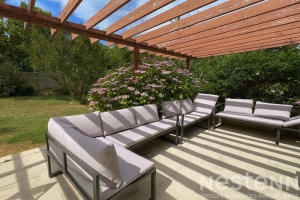 Maison en pierres avec agréable jardin paysagé en plein coeur de Pluneret