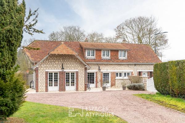 Authentique demeure avec toit cathédrale en bord de Seine