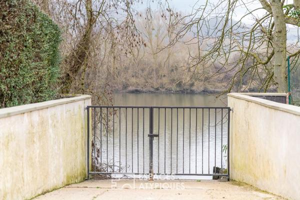 Authentique demeure avec toit cathédrale en bord de Seine