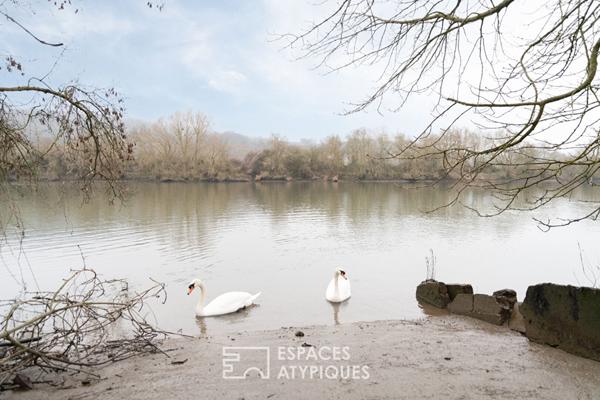 Authentique demeure avec toit cathédrale en bord de Seine