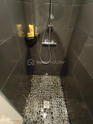 Appartement T2 , exposé plein sud, comprenant :

- Chambre de plus de 11 m²
- Salle d’eau de plus de 4 m² avec douche carrelée, WC suspendu, machine à laver, grand plan avec vasque,
- Séjour avec cuisine ouverte de plus de 19 m²

---- Équipements et confort ----
- Double vitrage,
- Porte blindée,
- Entrée d’immeuble sécurisée avec interphone relié au téléphone,
- Cave individuelle
- Logement ventilé, tout électrique (Eau chaude et chauffage individuels)

---- Transports à proximité ----

- Bus 127 (moins de 5min à pieds)
- Bus Titus 1 (moins de 5min à pieds)
- Gare Val de Fontenay (RER A / RER E) : 10 min à pieds environ
- Gare Rosny-sous-Bois (RER E) : 15-20 min à pieds
- Futures lignes métro 1 (2035), 15 Est (2030) et T1 (2030) : 10 min à pieds environ

---- Atouts ----

- Idéal primo-accédant, étudiant ou pied-à-terre proche Paris
- Emplacement stratégique et bien desservi
- Petite copropriété