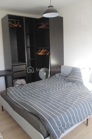 Appartement T2 , exposé plein sud, comprenant :

- Chambre de plus de 11 m²
- Salle d’eau de plus de 4 m² avec douche carrelée, WC suspendu, machine à laver, grand plan avec vasque,
- Séjour avec cuisine ouverte de plus de 19 m²

---- Équipements et confort ----
- Double vitrage,
- Porte blindée,
- Entrée d’immeuble sécurisée avec interphone relié au téléphone,
- Cave individuelle
- Logement ventilé, tout électrique (Eau chaude et chauffage individuels)

---- Transports à proximité ----

- Bus 127 (moins de 5min à pieds)
- Bus Titus 1 (moins de 5min à pieds)
- Gare Val de Fontenay (RER A / RER E) : 10 min à pieds environ
- Gare Rosny-sous-Bois (RER E) : 15-20 min à pieds
- Futures lignes métro 1 (2035), 15 Est (2030) et T1 (2030) : 10 min à pieds environ

---- Atouts ----

- Idéal primo-accédant, étudiant ou pied-à-terre proche Paris
- Emplacement stratégique et bien desservi
- Petite copropriété