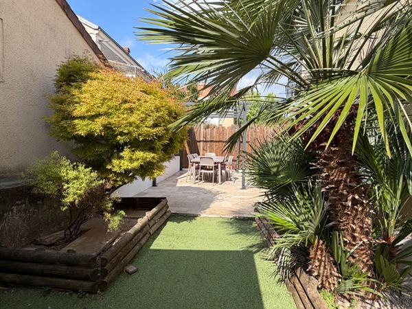 A vendre, à Périgueux quartier Vésone MAISON  de ville type 7 avec garage et petit jardin