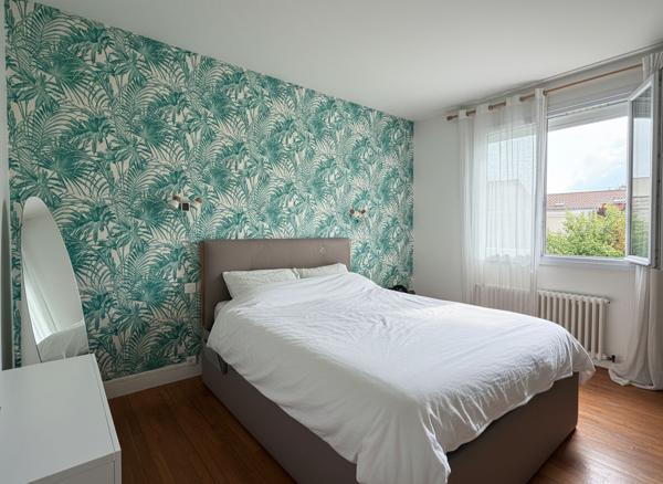 A vendre, à Périgueux quartier Vésone MAISON  de ville type 7 avec garage et petit jardin