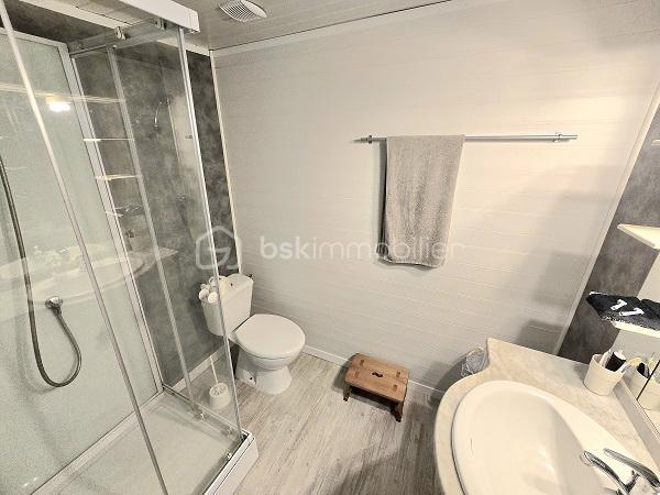 Située à proximité des commerces et des commodités, à 15 mn de MONTENDRE, 20 mn de COUTRAS, 30 mn de LIBOURNE et de ST ANDRE DE CUBZAC, à 50 mn du PONT D'AQUITAINE, cette maison vous séduira par ses prestations et ses volumes. Elle est composée d'une cuisine équipée, d'un salon/séjour, de 5 chambres, d'un bureau, d'une buanderie, d'une véranda, 2 salles d'eau et WC. 2 Garages, une terrasse avec pergola de 21 m2 et une piscine couverte (10 X 5) complètent ces prestations. Possibilité de créer un T2 pour du locatif ou du AIR BnB avec une entrée indépendante. Chauffage poêle à bois + climatisation.