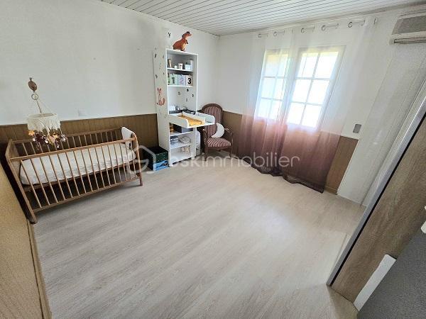 Située à proximité des commerces et des commodités, à 15 mn de MONTENDRE, 20 mn de COUTRAS, 30 mn de LIBOURNE et de ST ANDRE DE CUBZAC, à 50 mn du PONT D'AQUITAINE, cette maison vous séduira par ses prestations et ses volumes. Elle est composée d'une cuisine équipée, d'un salon/séjour, de 5 chambres, d'un bureau, d'une buanderie, d'une véranda, 2 salles d'eau et WC. 2 Garages, une terrasse avec pergola de 21 m2 et une piscine couverte (10 X 5) complètent ces prestations. Possibilité de créer un T2 pour du locatif ou du AIR BnB avec une entrée indépendante. Chauffage poêle à bois + climatisation.