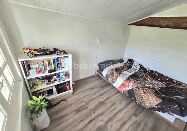 Située à proximité des commerces et des commodités, à 15 mn de MONTENDRE, 20 mn de COUTRAS, 30 mn de LIBOURNE et de ST ANDRE DE CUBZAC, à 50 mn du PONT D'AQUITAINE, cette maison vous séduira par ses prestations et ses volumes. Elle est composée d'une cuisine équipée, d'un salon/séjour, de 5 chambres, d'un bureau, d'une buanderie, d'une véranda, 2 salles d'eau et WC. 2 Garages, une terrasse avec pergola de 21 m2 et une piscine couverte (10 X 5) complètent ces prestations. Possibilité de créer un T2 pour du locatif ou du AIR BnB avec une entrée indépendante. Chauffage poêle à bois + climatisation.